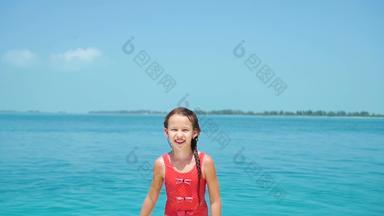 可爱的女孩海滩很多有趣的夏天假期有趣的女孩慢运动视频